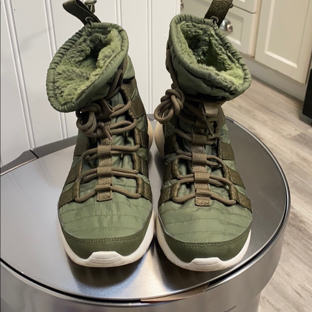 Nike warm and cozy winter boot